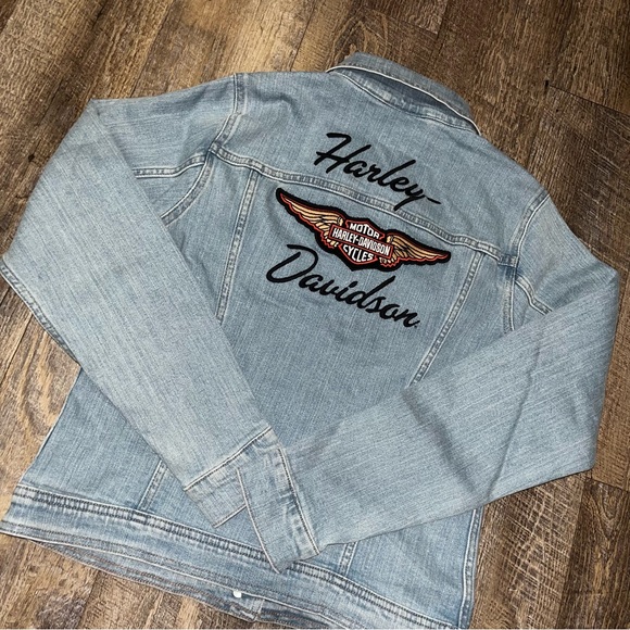NEW HARLEY DAVIDSON EMBROIDERED WOMEN'S SILVER WING LIGHT INDIGO DENIM JACKET - Picture 1 of 12